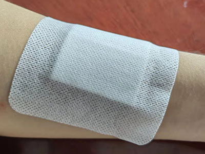 Dispositif adhésif stérile pour la fixation de canules